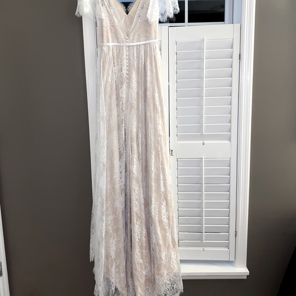 Never Worn Beautiful Lace Wedding Dress - Picture 4 of 5